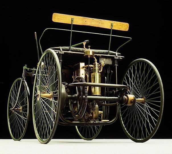 Daimler Stahlradwagen: Das Fahrzeug mit dem ersten V2-Motor der Welt wird im Jahr 1889 auf der Pariser Weltausstellung erstmals der Öffentlichkeit vorgestellt.